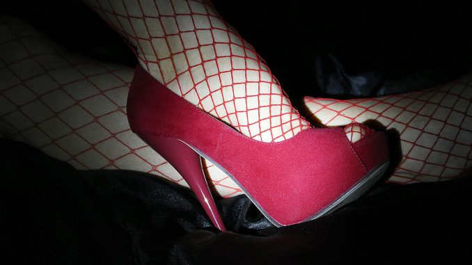 collant résille et hauts talons rouges