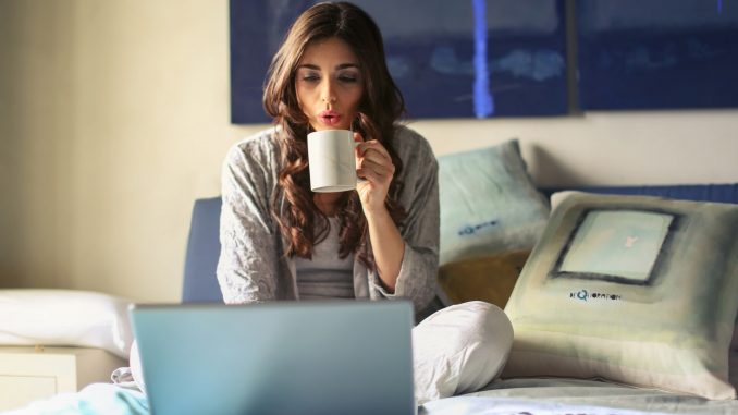 femme en pyjama
